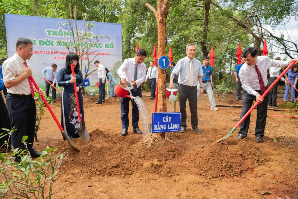 Ông Lương Nguyễn Minh Triết, Bí thư Tỉnh ủy Đắk Lắk (tưới cây) cùng các lãnh đạo tỉnh trồng cây lưu niệm trong khuôn viên di tích nhà thờ Bác Hồ.