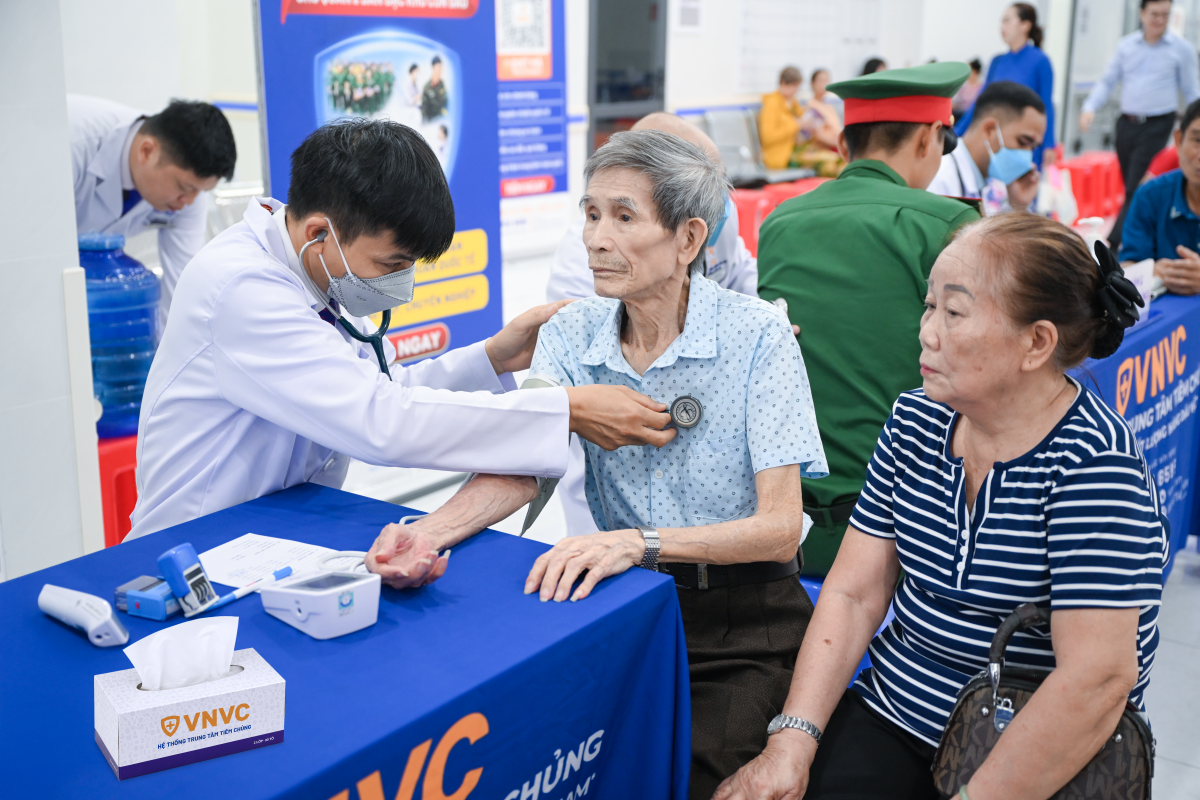 Người dân Côn Đảo được nhân viên y tế của Hệ thống Tiêm chủng VNVC kiểm tra sức khỏe trước khi tiêm phòng vắc xin cúm do VNVC trao tặng.
