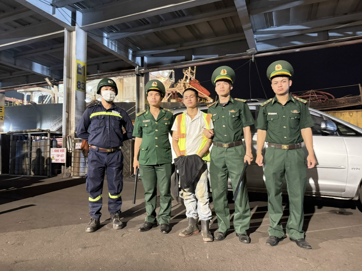 Phan Văn Toàn (thứ 3 từ trái qua) bị lực lượng chức năng tạm giữ.