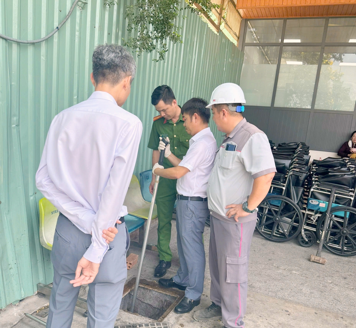 Phát hiện dấu hiệu xả nước thải chưa qua xử lý tại Bệnh viện S.I.S Cần Thơ (ảnh công an Cần Thơ)