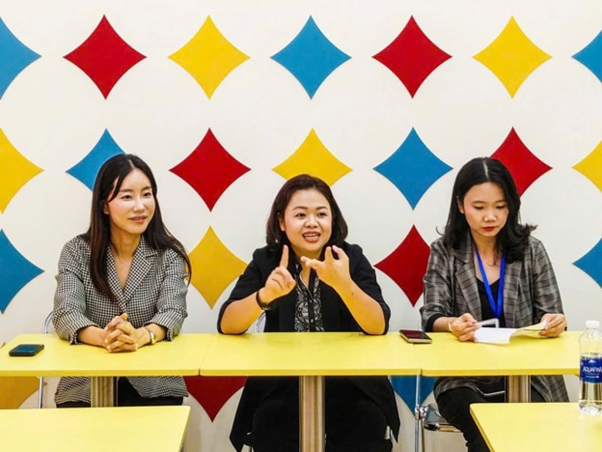 CALI CLUB có không gian thiết kế theo phong cách trẻ trung, kết hợp khu café, seating area và thực đơn phù hợp với nhóm khách hàng là teen, sinh viên và nhân viên văn phòng trẻ.