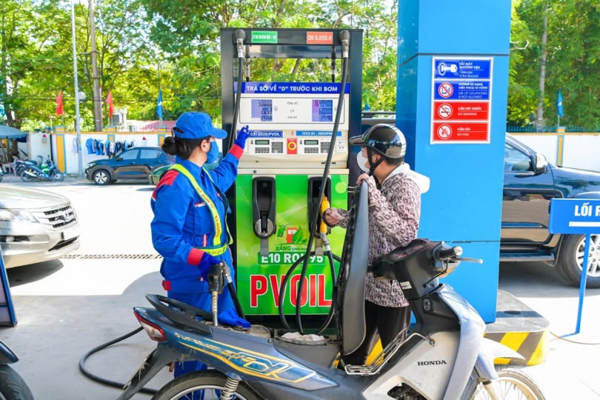 Khách hàng mua xăng E10 tại CHXD PVOIL.