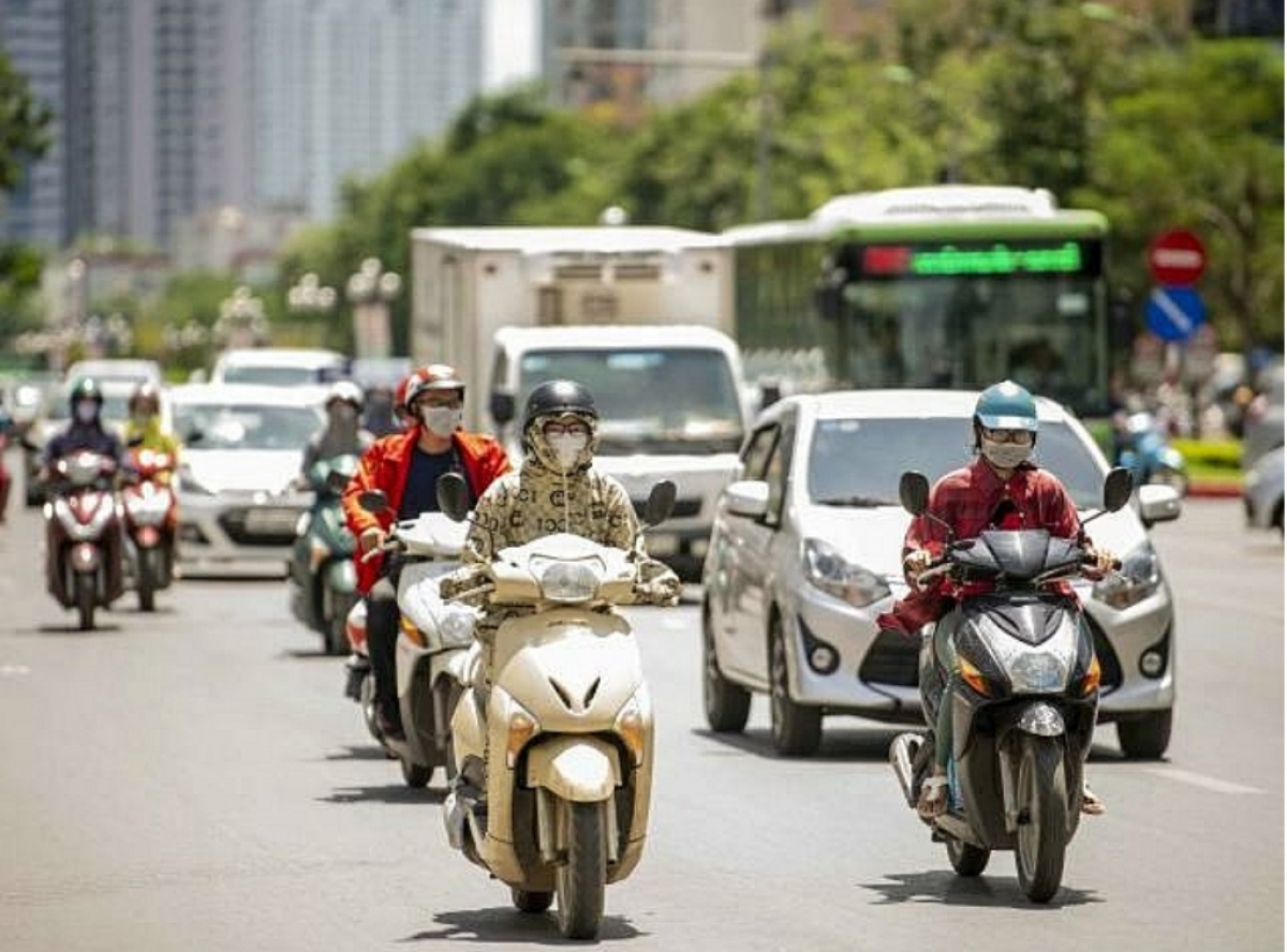 Nắng nóng gay gắt bao trùm nhiều khu vực trên cả nước.