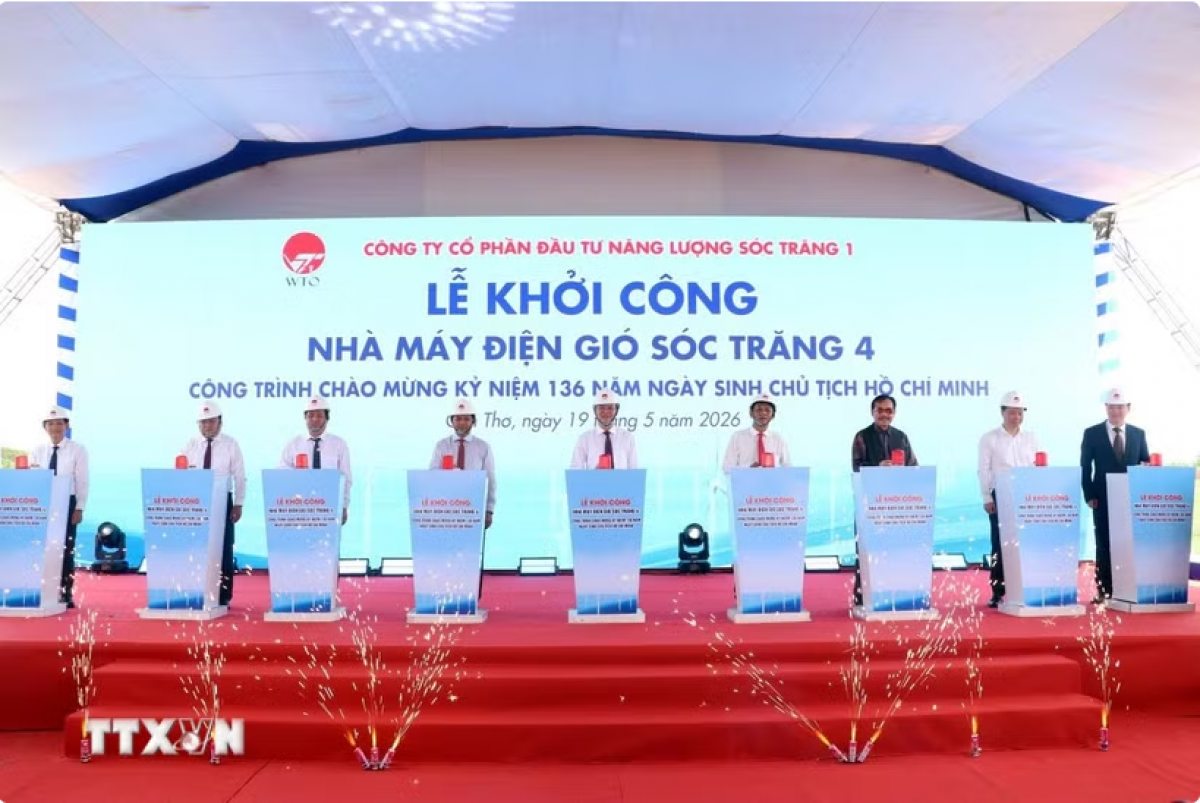 Ban tổ chức tiến hành nghi thức bấm nút khởi công Dự án Nhà máy Điện gió Sóc Trăng 4.
