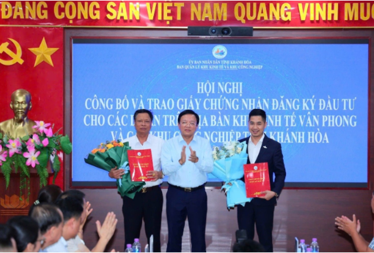 Ông Lê Huyền - Tỉnh Uỷ viên, Phó Chủ tịch UBND tỉnh Khánh Hoà trao Quyết định chấp thuận chủ trương đầu tư đồng thời chấp thuận là nhà đầu tư cho Công ty Cổ phần Khu công nghiệp Stavian