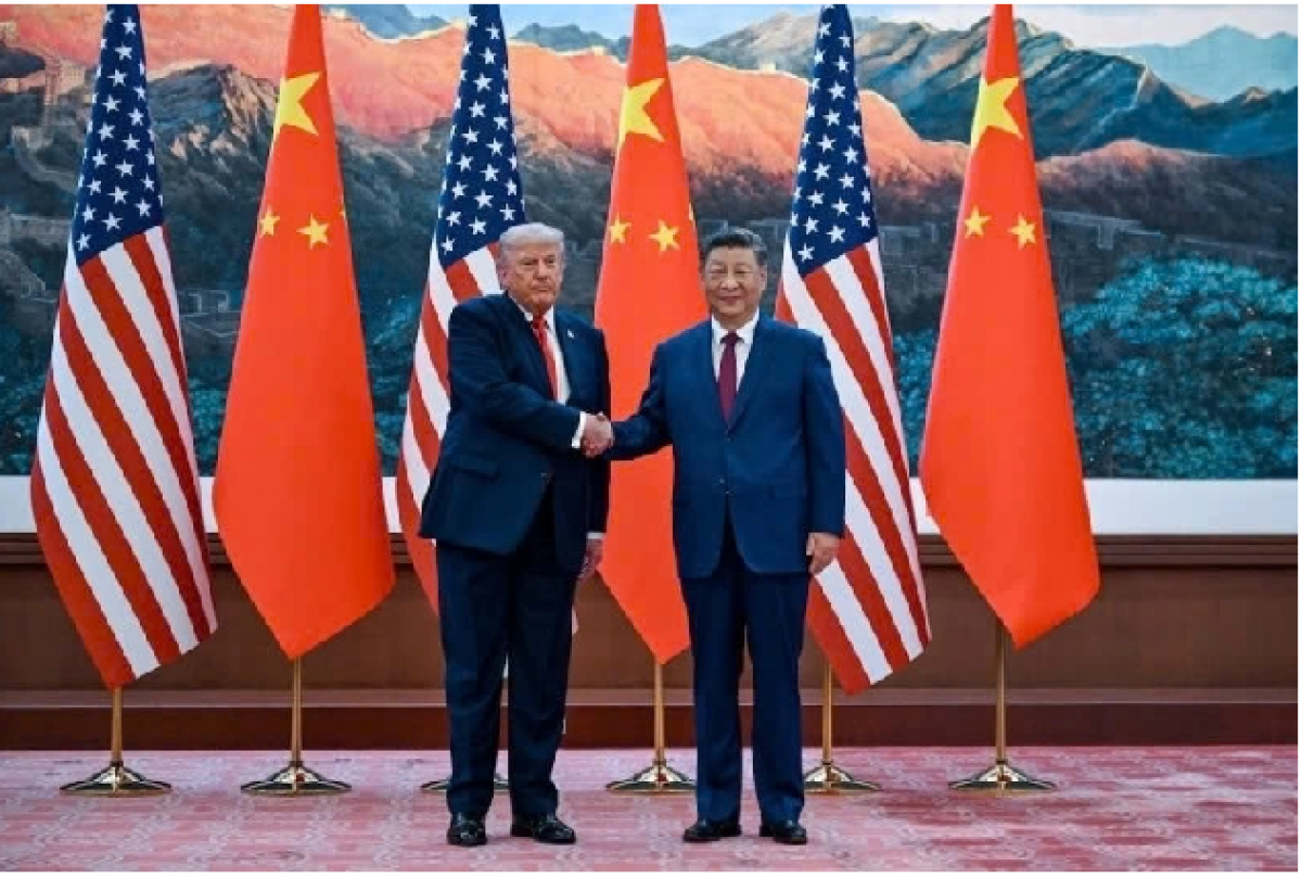 Chủ tịch Trung Quốc Tập Cận Bình (bên phải) và Tổng thống Mỹ Donald Trump bắt tay trước khi bước vào hội đàm. Ảnh: Reuters