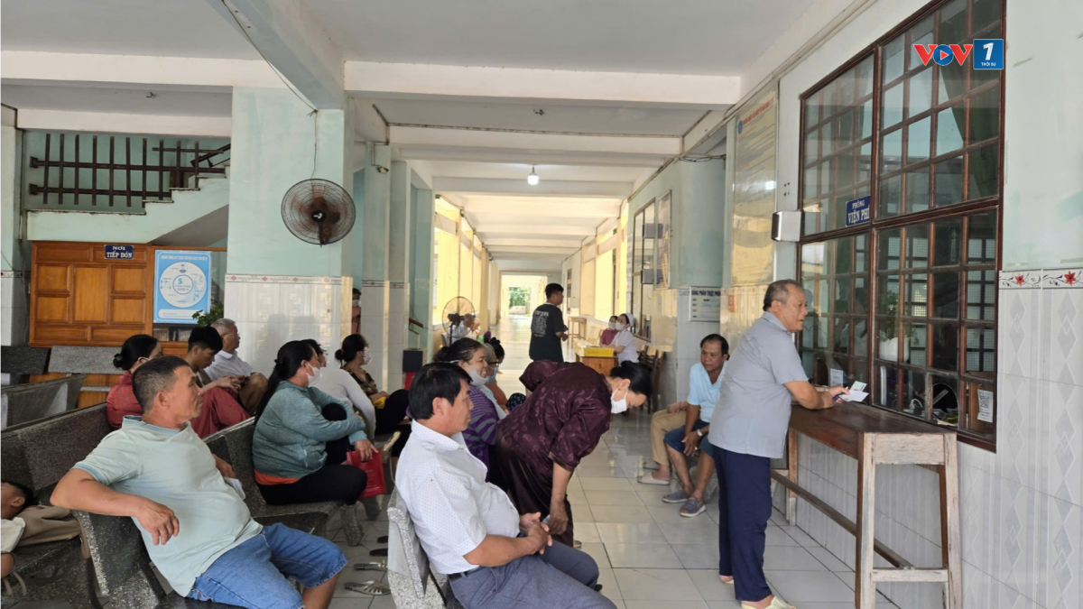 Người dân đến khám, điều trị tại Trung tâm Y tế Quân dân y đặc khu Phú Quý.