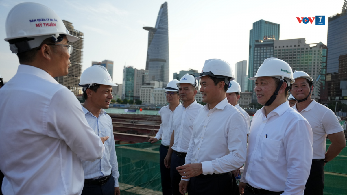 Ông Bùi Xuân Cường, Phó Chủ tịch UBND TP.HCM và ông Dương Anh Đức, Trưởng Ban Tuyên giáo và Dân vận Thành ủy TP.HCM tại công trường