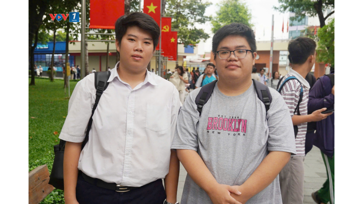 Minh Đăng (bên phải) và bạn tham gia thi đánh giá năng lực đợt 2 (ảnh: Vũ Hường)