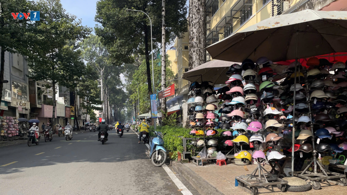 Công an TP.HCM tăng cường tuần tra, xử lý các trường hợp lấn chiếm vỉa hè (ảnh: Hà Khánh/VOV-TPHCM)