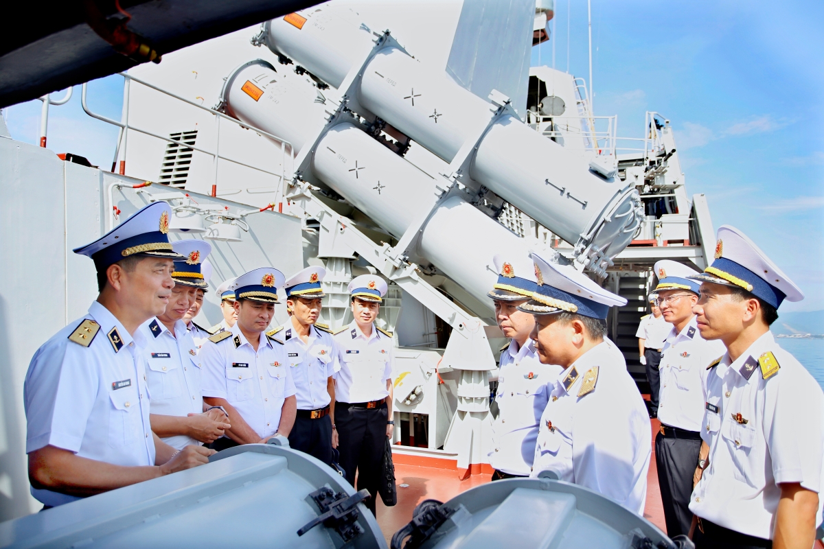 Phó Đô đốc Nguyễn An Phong, Bí thư Đảng uỷ, Chính uỷ Hải quân kiểm tra công tác sẵn sàng chiến đấu tại đơn vị tàu mặt nước thuộc Vùng 4 Hải quân