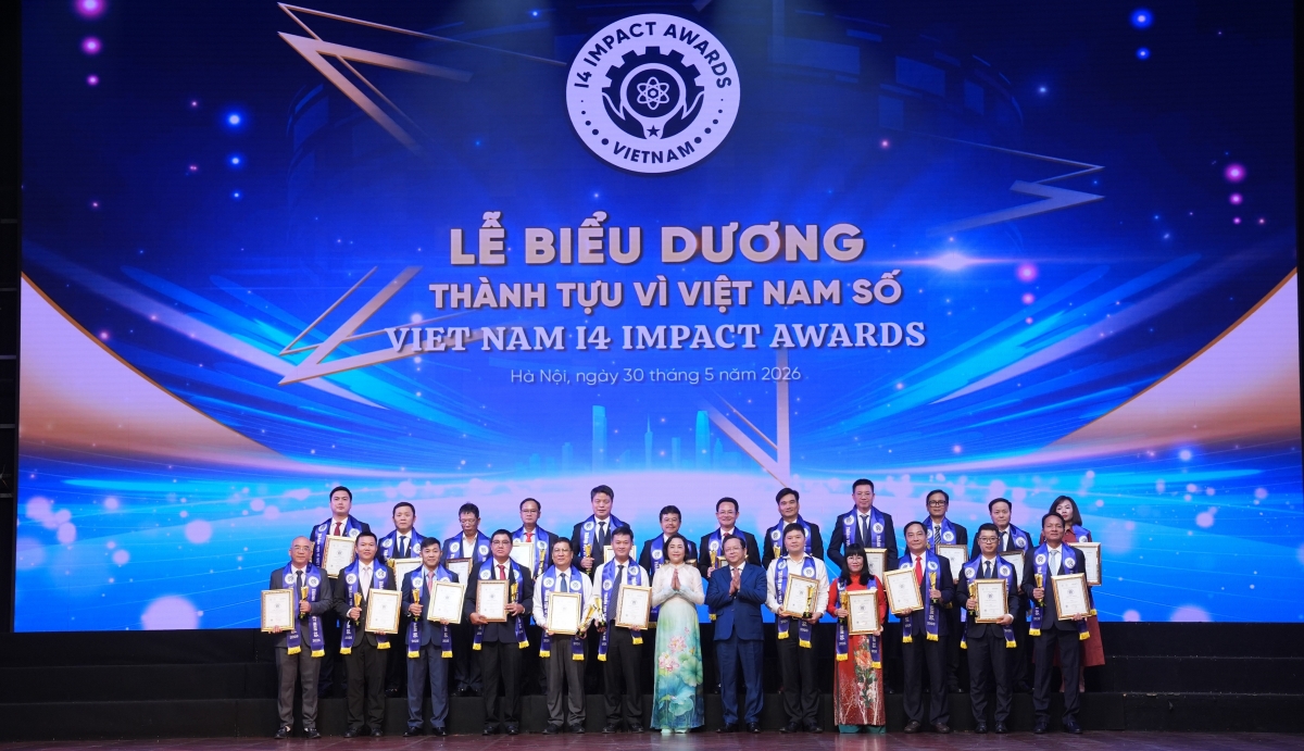 Ông Nguyễn Đức Thiện – Tổng Giám đốc EVNNPC được vinh danh tại hạng mục “Lãnh đạo Sáng tạo và Chuyển đổi số” trong Chương trình Biểu dương Thành tựu tác động vì Việt Nam số - Viet Nam I4 Impact Awards 2026