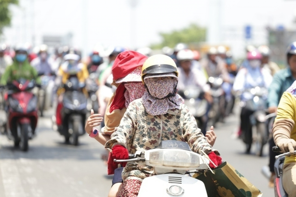 Hà Nội và Bắc Bộ mưa dông về đêm, ban ngày nắng nóng 36 độ
