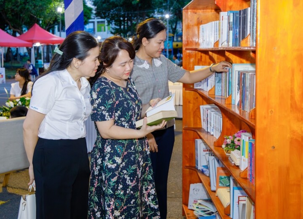 (Người dân tham gia Ngày Sách và Văn hóa đọc Việt Nam năm 2026, ra mắt mô hình “Tủ sách luân chuyển cộng đồng” tại phường Thủ Đức)