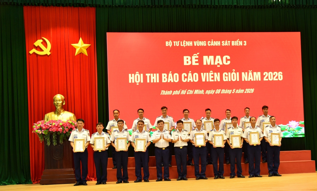 Thủ trưởng BTL Vùng trao Chứng nhận Báo cáo viên giỏi