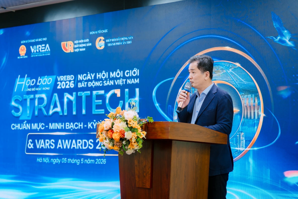"Tiến sĩ Nguyễn Văn Đính, Phó Chủ tịch Hiệp hội Bất động sản Việt Nam, Chủ tịch Hội môi giới Bất động sản Việt Nam phát biểu 