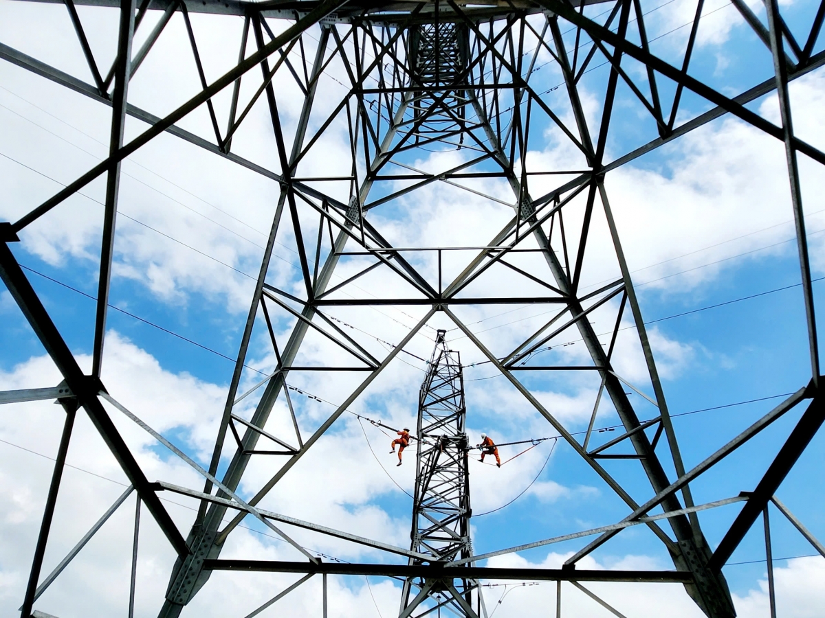 Tổ Quản lý vận hành đường dây Quy Nhơn sửa chữa bảo dưỡng đường dây 220kV Quy Nhơn - Tuy Hòa 
(ảnh Hoàng Việt)