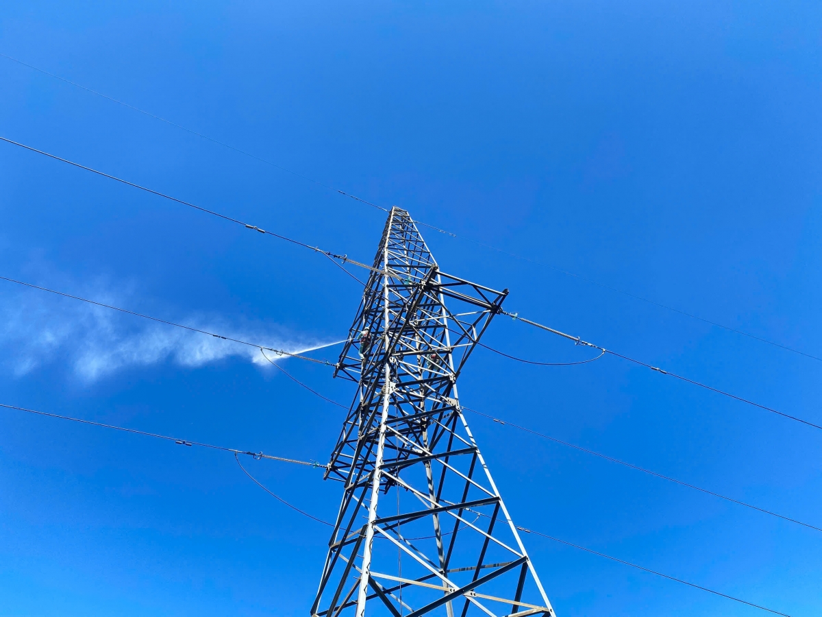 Tổ Quản lý vận hành đường dây Quy Nhơn vệ sinh cách điện hotline đường dây 220kV Quy Nhơn - Tuy Hòa 
(ảnh Hoàng Việt)