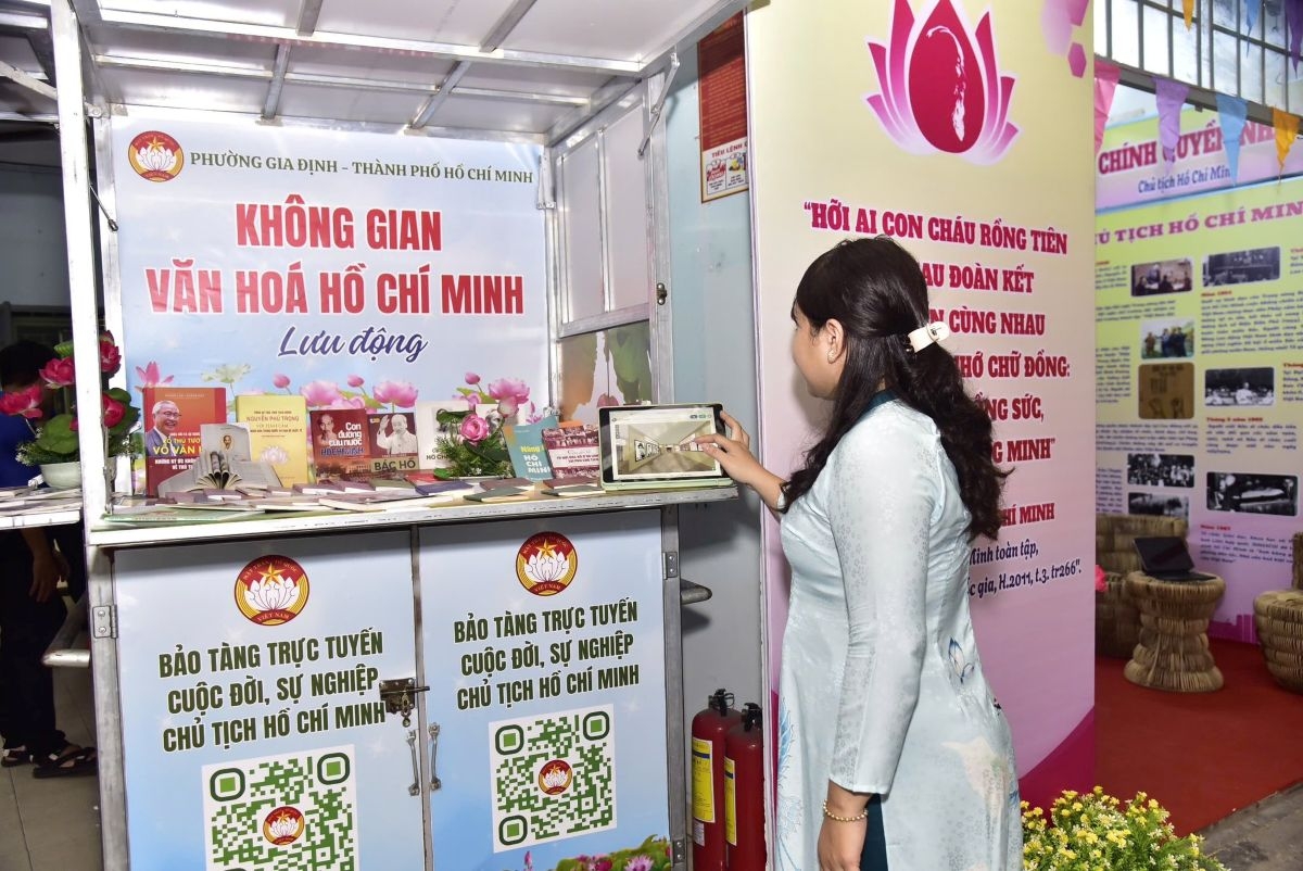 Trải nghiệm bảo tàng trực tuyến về Chủ tịch Hồ Chí Minh thông qua thiết bị số.