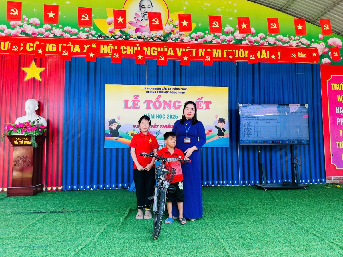 Trao tặng xe đạp cho học sinh có hoàn cảnh khó khăn tại trường Tiểu học xã Đồng Phúc.