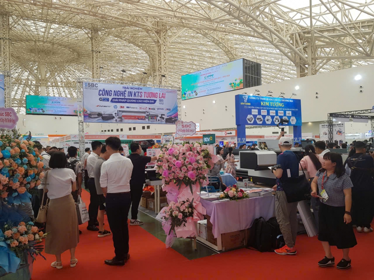 Triển lãm VPPE và VietAd 2026 thu hút đông đảo khách tham quan ngay trong ngày đầu khai mạc.