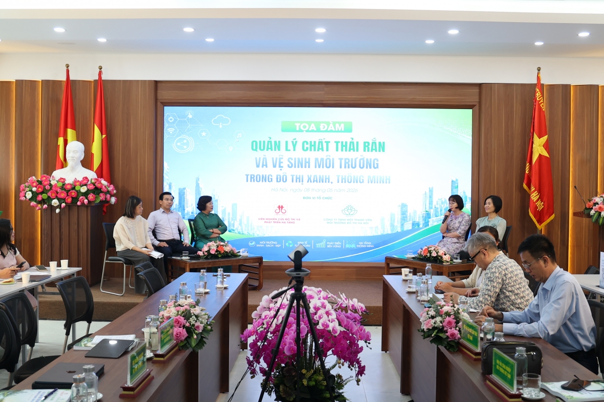 Toạ đàm bàn tròn có sự tham gia của một số chuyên gia, doanh nghiệp bàn luận nội dung "Quản lý vệ sinh môi trường, công nghệ mới trong đô thị xanh, thông minh"