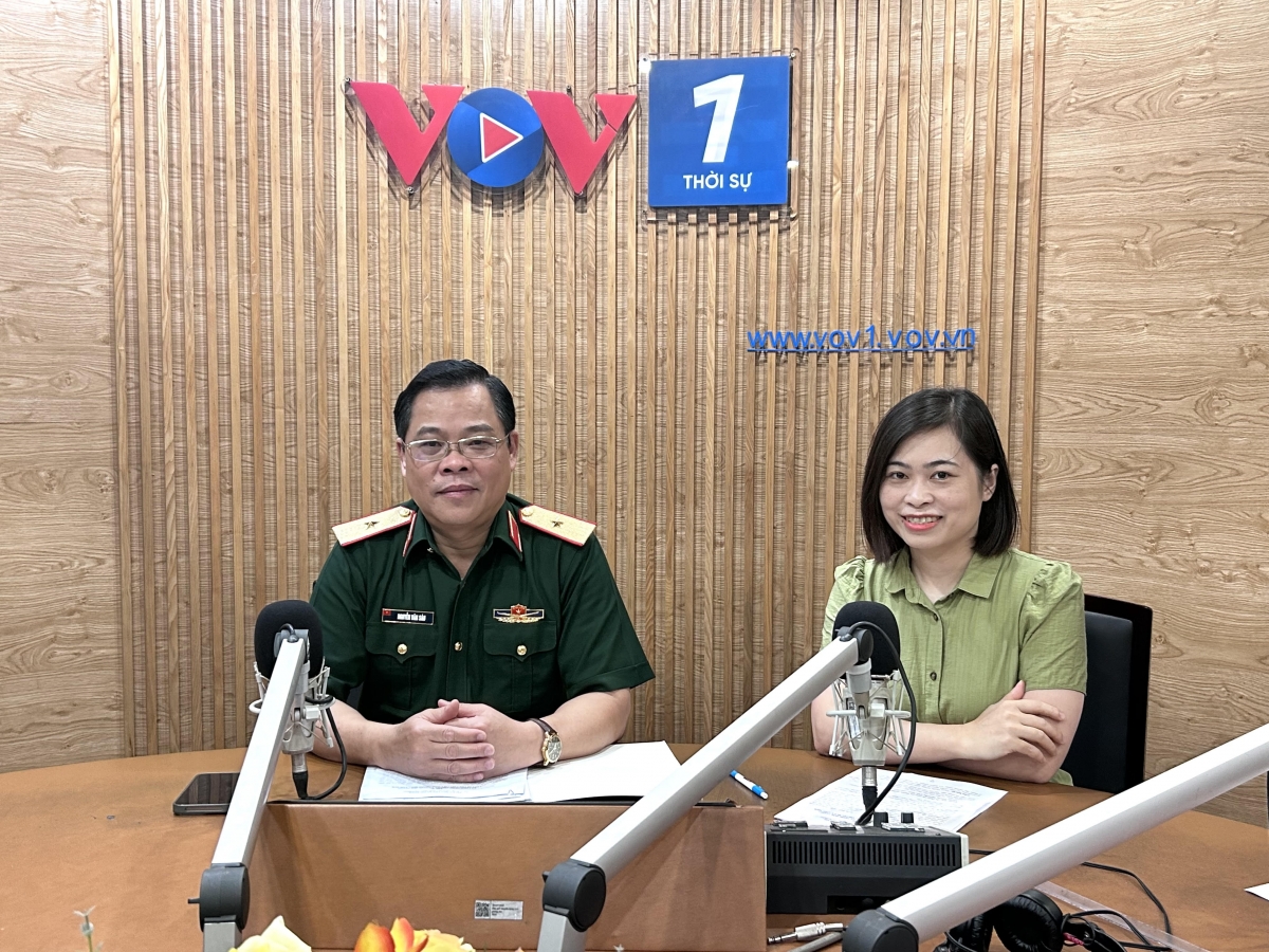 Thiếu tướng, PGS, TS Nguyễn Văn Sáu, Phó Viện trưởng Viện Chiến lược và Lịch sử quốc phòng Việt Nam và biên tập viên Thanh Huyền.