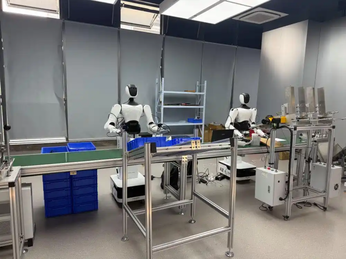 Các robot làm việc trên mô hình thu nhỏ tỷ lệ 1:1 của dây chuyền sản xuất máy tính cá nhân tại Trung tâm thí điểm ứng dụng AI quốc gia ở Hàng Châu. Ảnh: Tân Hoa xã.