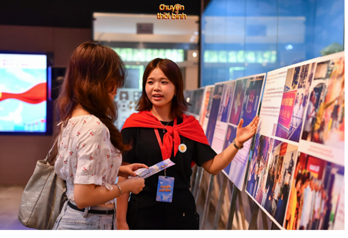 Bạn Trần Thảo Linh thuyết minh tại không gian trưng bày “Chuyện thời bình” (Ảnh: NVCC)