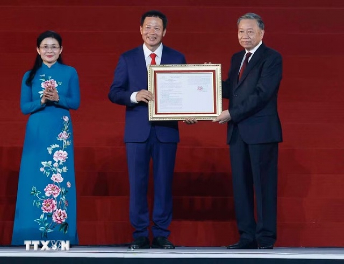 Tổng Bí thư, Chủ tịch nước Tô Lâm trao Huân chương Lao động hạng Nhất tặng thành phố Đồng Nai. Ảnh: Thống Nhất/TTXVN