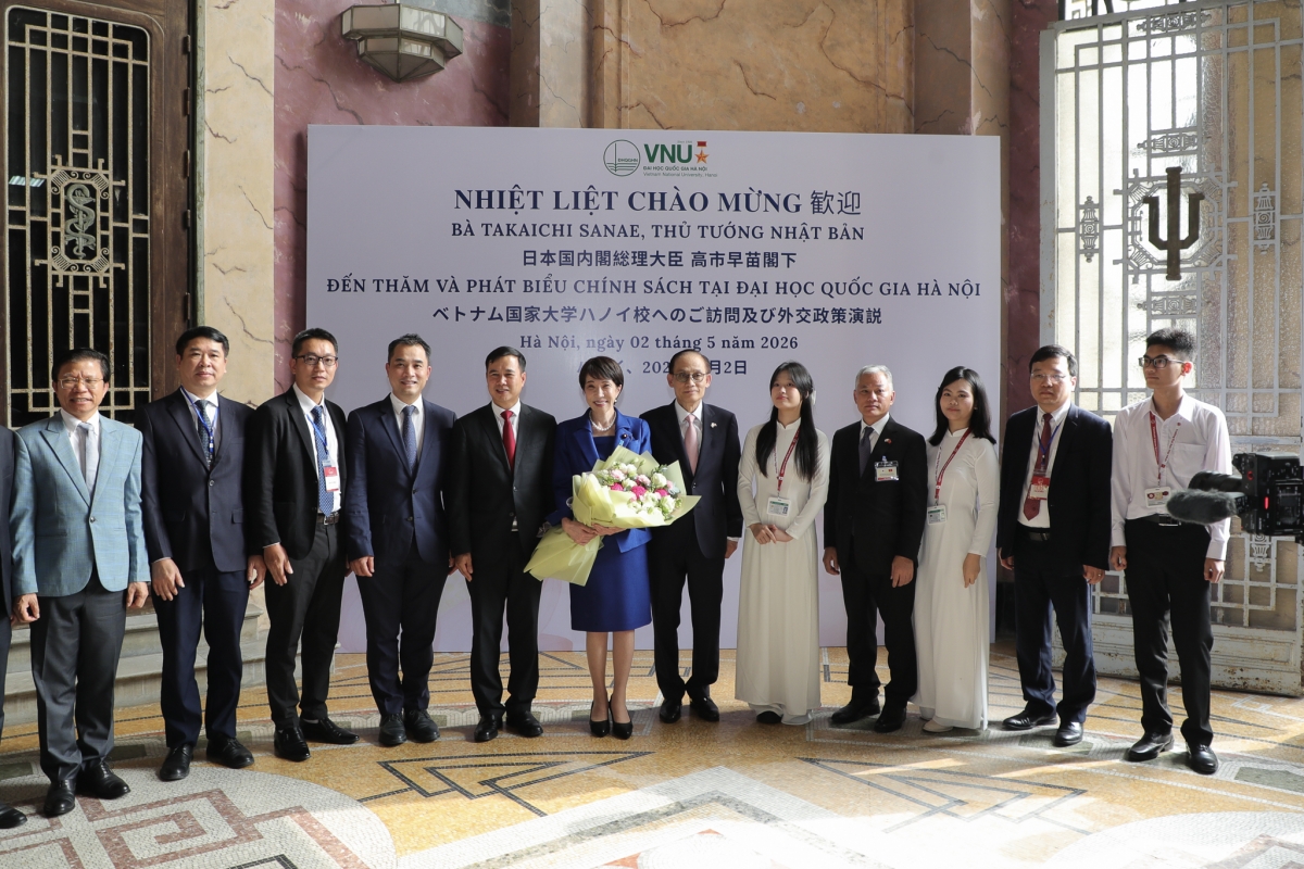 Thủ tướng Nhật Bản Takaichi Sanae chụp ảnh lưu niệm cùng với đại diện của Đại học Quốc gia Hà Nội_Ảnh VNU