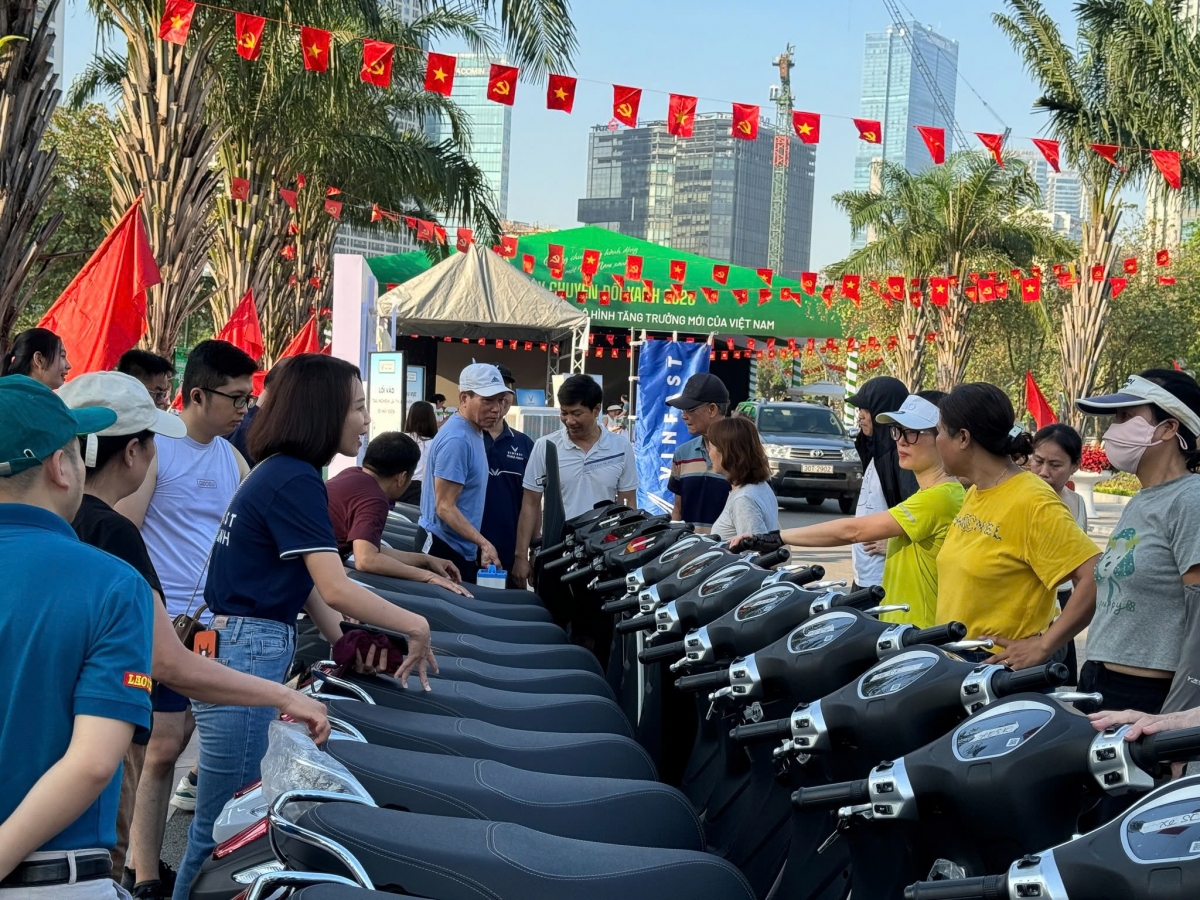 Khuyến khích chuyển đổi sang phương tiện giao thông xanh như xe điện