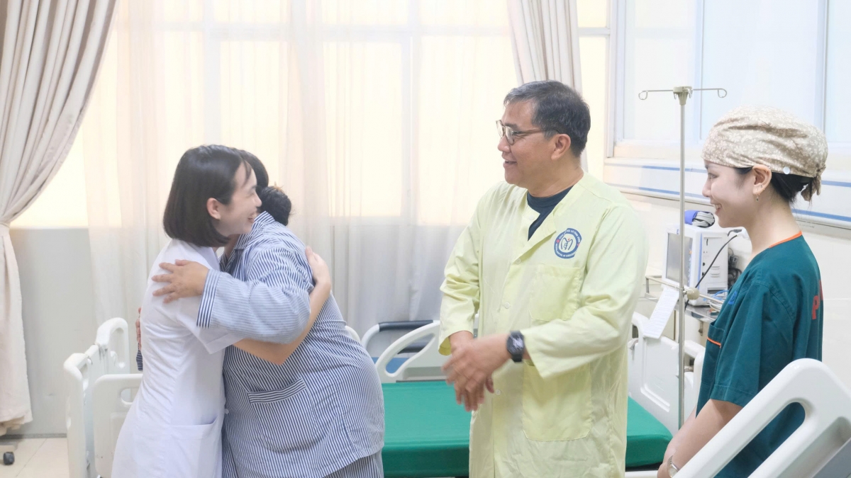 Người bệnh bày tỏ sự tri ân các y bác sỹ trong ngày xuất viện. Trước đó, BV Nội tiết Trung ương đã điều trị  và phẫu thuật thành công các bệnh lý nội tiết, phẫu thuật tuyến giáp cho nhiều bệnh nhân người nước ngoài