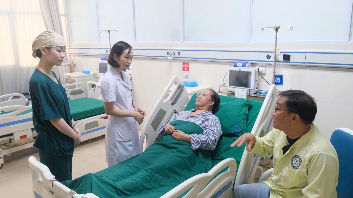 Bệnh nhân được  chăm sóc y tế sau ca phẫu thuật tuyến giáp tại BV Nội tiết Trung ương