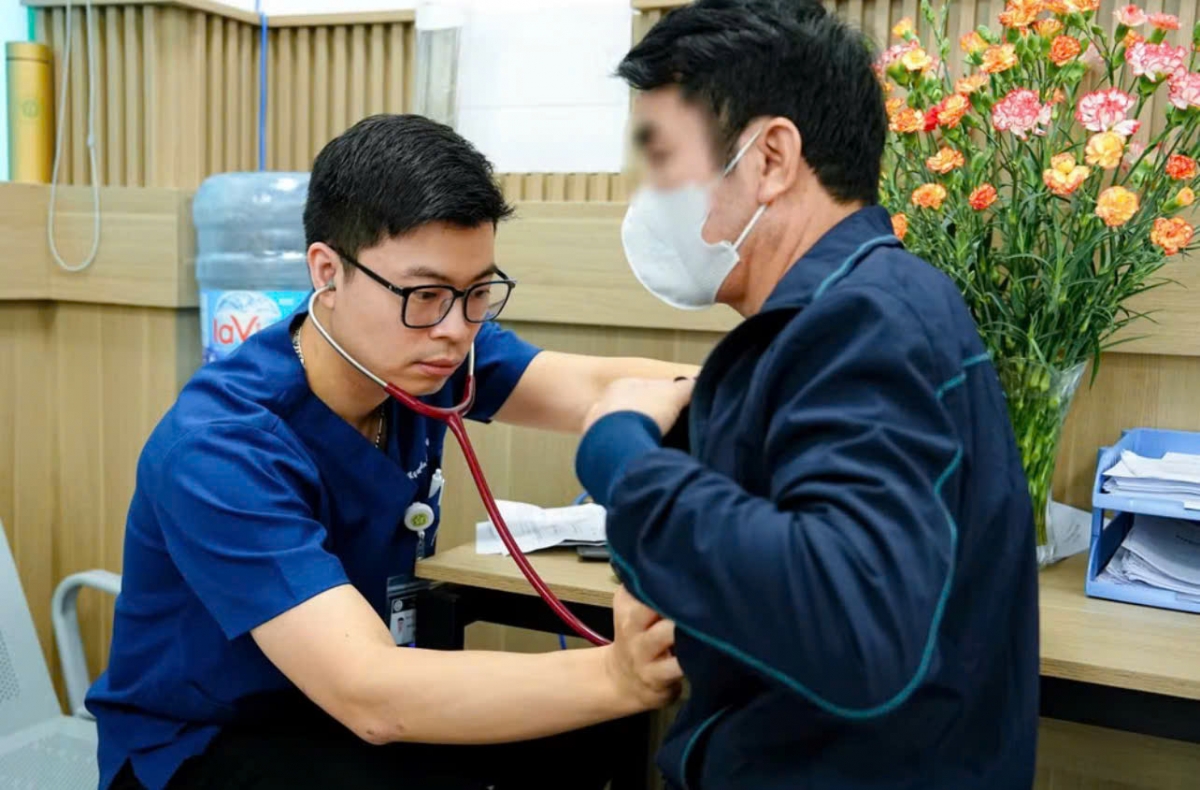 BSCK II Nguyễn Tiến Dũng, Phó Giám đốc Trung tâm Đột quỵ, BV Bạch Mai thăm khám cho bệnh nhân