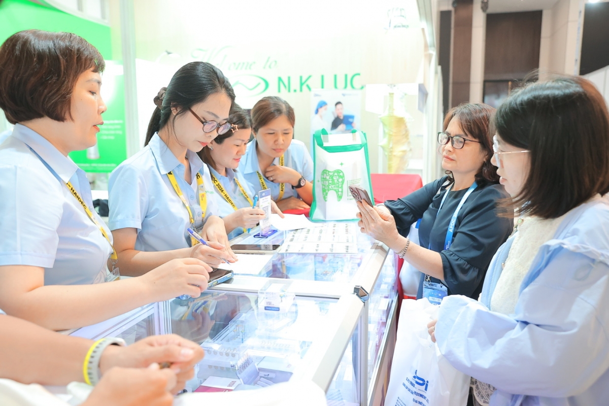 Nhiều hoạt động thăm khám, tư vấn bảo vệ răng miệng cho người dân diễn ra bên lề Hội nghị
