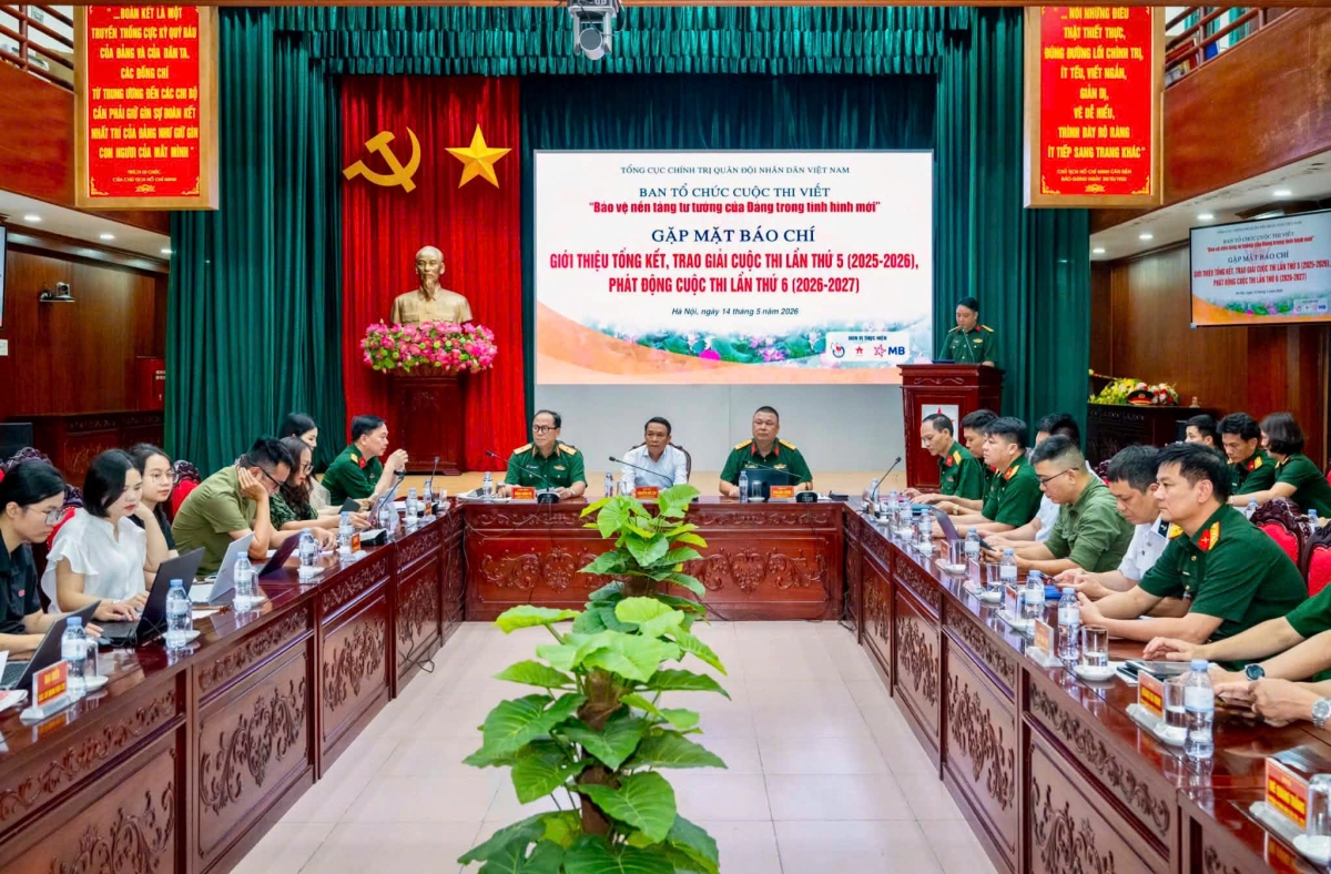 Các đại biểu dự họp báo.