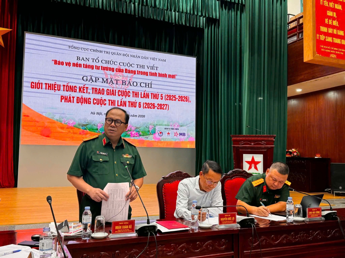 Lãnh đạo các cơ quan, đơn vị chủ trì buổi họp báo.