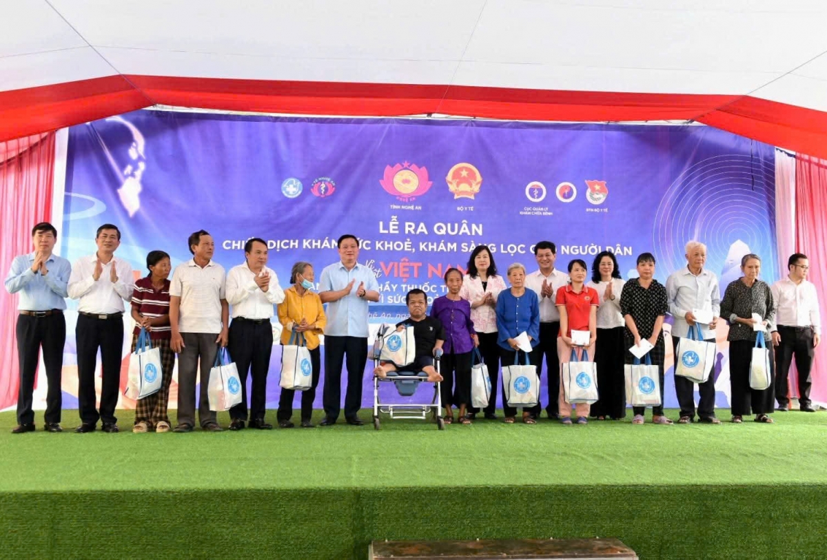 Chương trình đã trao nhiều phần quà đến các hộ gia đình có hoàn cảnh khó khăn tại tỉnh Nghệ An