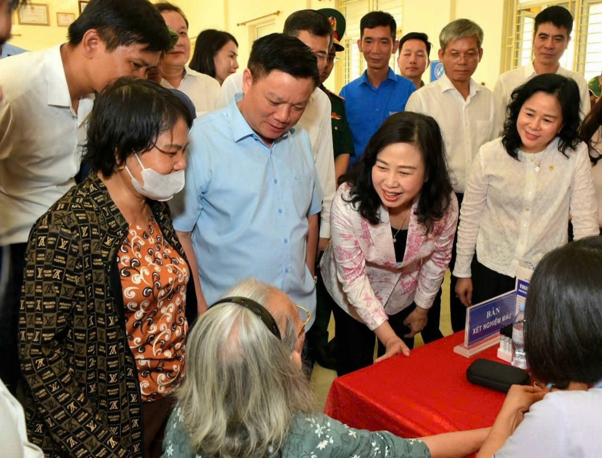 Bộ trưởng Bộ Y tế Đào Hồng Lan đi thăm và động viên người dân tới khám cũng như đội ngũ nhân viên y tế đang làm nhiệm vụ.