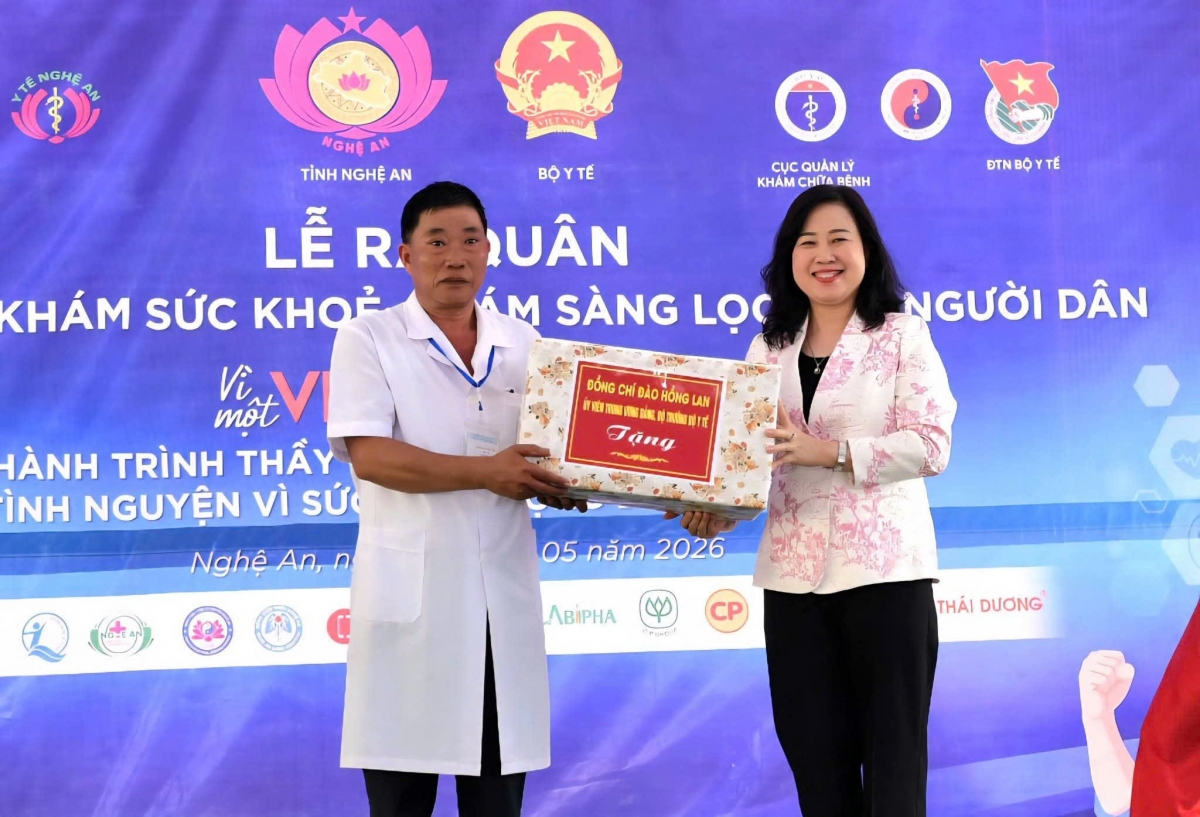 Bộ trưởng Đào Hồng Lan tặng qua cho ngành y tế tỉnh Nghệ An