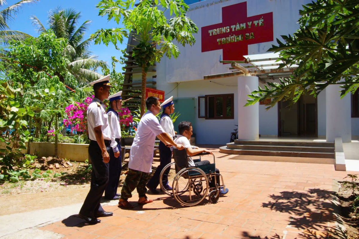 CBCS, bác sĩ Đảo Trường Sa tiếp nhận ngư dân