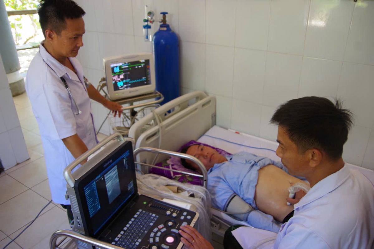 Bác sĩ thăm khám cho bệnh nhân