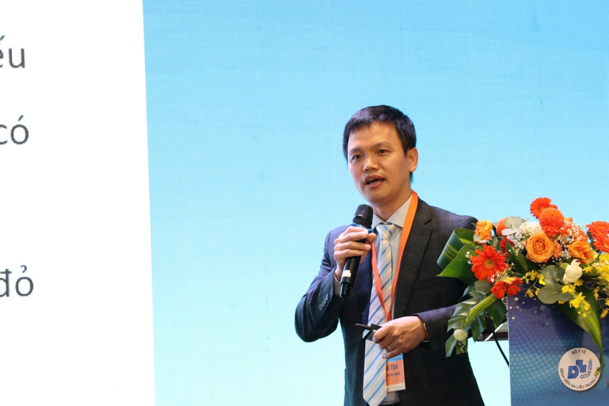 TS.BS Vũ Huy Lượng, Trưởng khoa laser và chăm sóc da, BV Da liễu Trung ương trình bày báo cáo khoa học tại Hội nghị