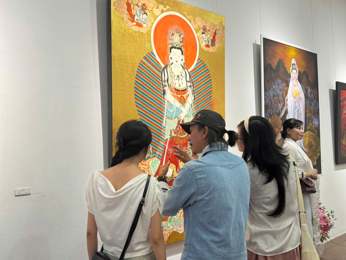 Triển lãm thu hút nhiều công chúng yêu nghệ thuật tham quan, thưởng lãm.