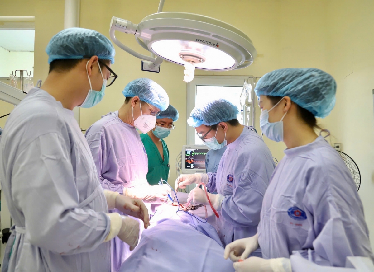 Các thầy thuốc  khoa Ngoại Lồng ngực, Bệnh viện K thực hiện phẫu thuật u phổi cho người bệnh