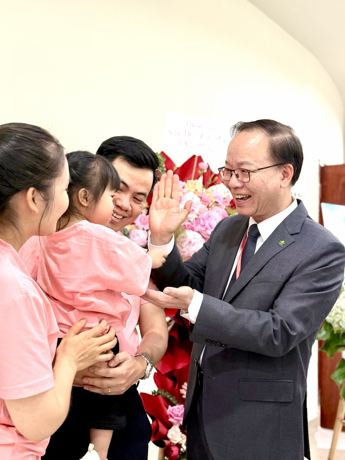 GS.TS.BS Trần Minh Điển, Giám dốc BV Nhi Trung ương vui mừng gặp lại các em nhỏ khỏe mạnh sau ca ghép