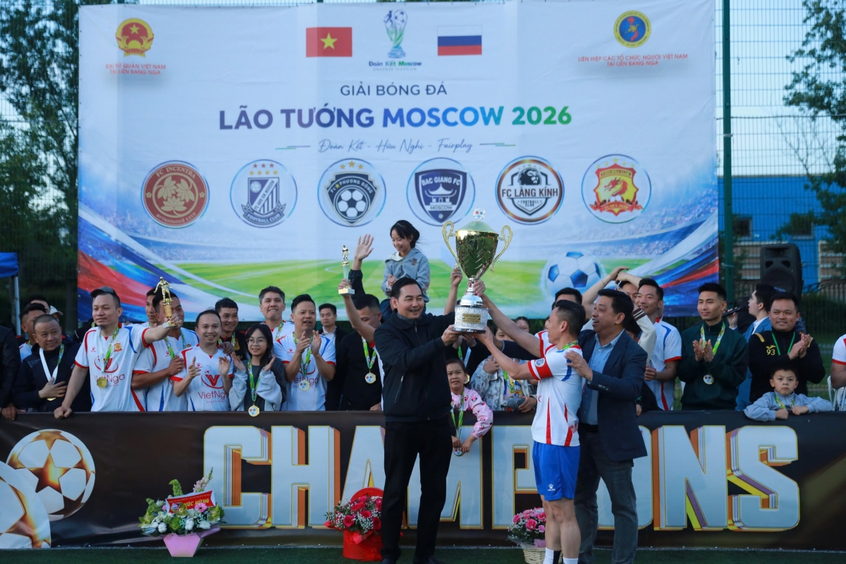 Đại diện Ban Tổ chức trao Cúp Vàng cho Đội Lão Tướng Hữu Nghị Moscow