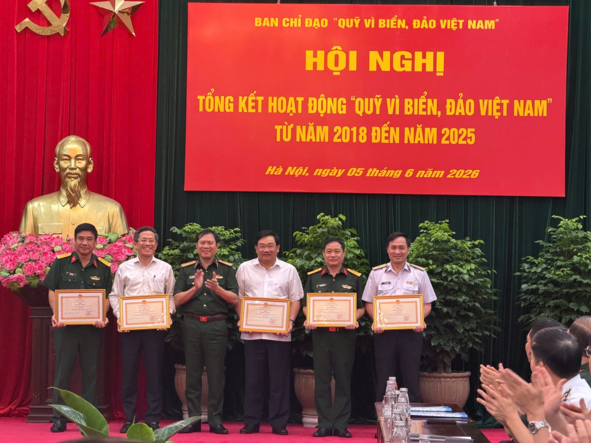 Các tập thể được khen thưởng