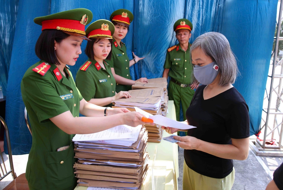 Cán bộ Trại giam Thanh Xuân làm thủ tục đặc xá cho các phạm nhân